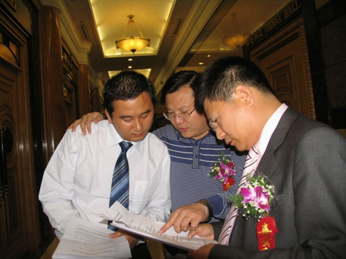 董事长王五星与《陶瓷信息》报社社长欧阳天生、总编辑毛国中在一起